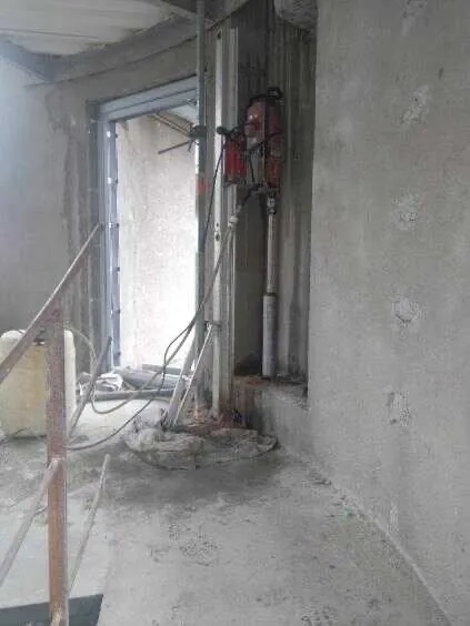 Jadrové vŕtanie otvoru do komína na pripojenie krbu