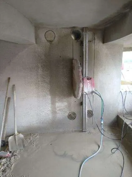 Rezanie podlahy pre nové rozvody v dome